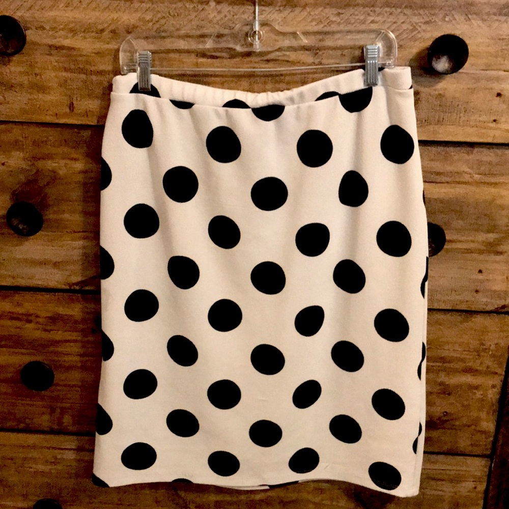 ⚫️ Black Polk-A-Dot skirt⚫️